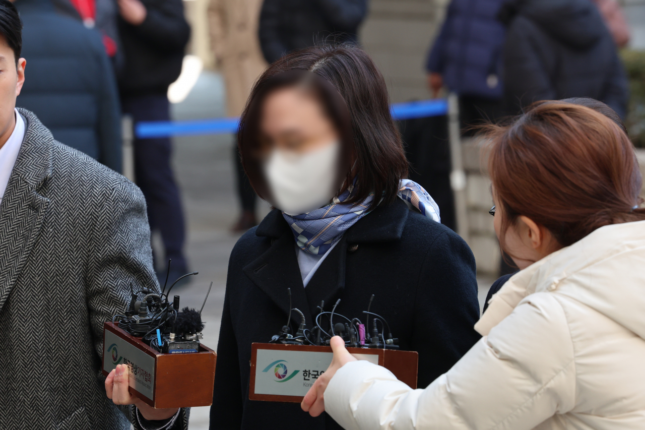 자녀 입시 비리 혐의로 1심에서 실형을 선고받은 정경심 전 동양대 교수가 지난 8일 서울 서초구 서울고등법원에서 열리는 항소심 선고공판에 출석하고 있다. [연합]