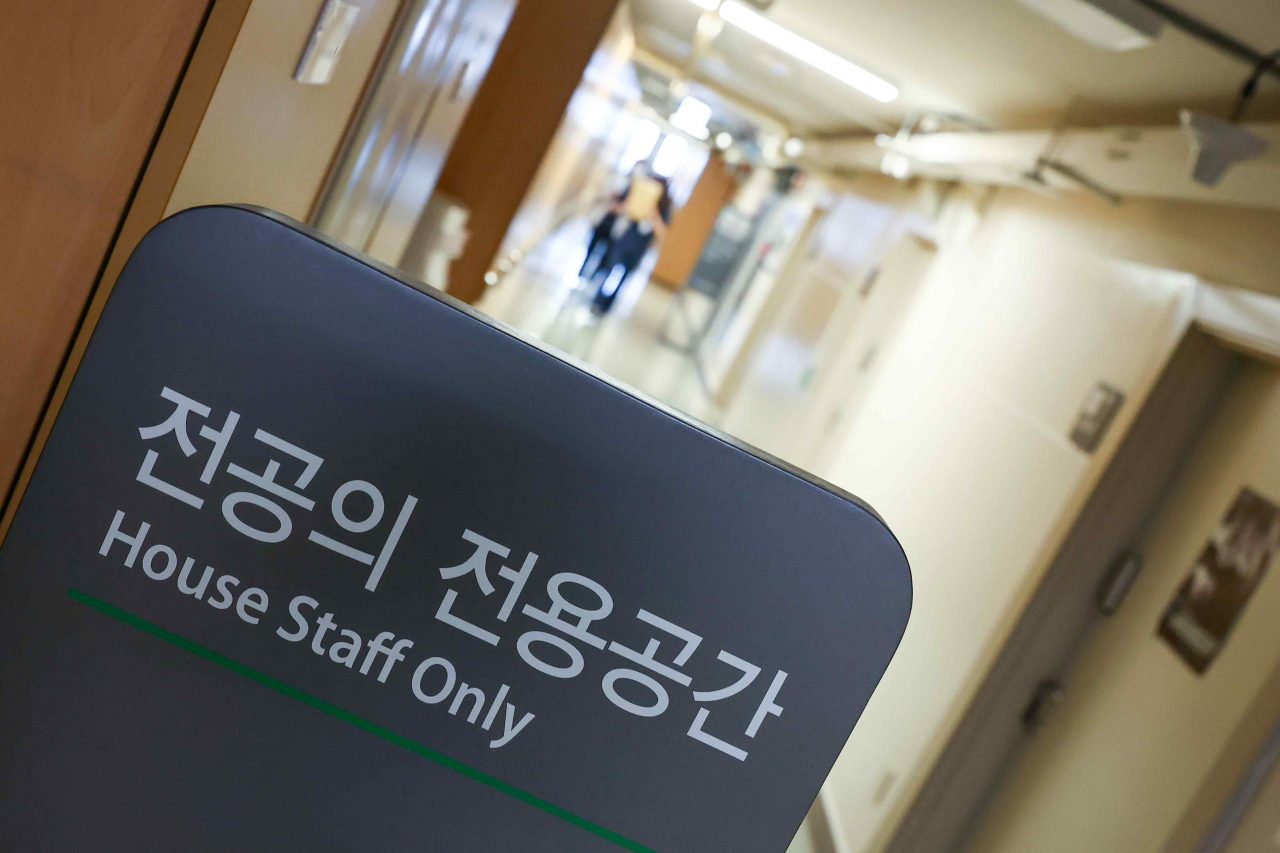 19일 세브란스병원 소아청소년과 등 일부 진료과목 전공의들이 사직서 제출과 동시에 근무를 중단했다. 세브란스병원 외 '빅5' 병원 전공의들도 이날 사직서를 제출하고 20일 오전 6시 이후 근무를 중단할 예정이다.[연합]