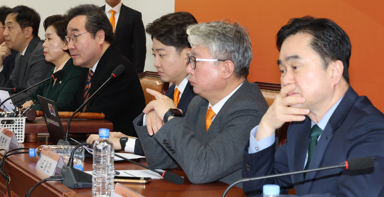 개혁신당 이낙연 공동대표가 19일 국회에서 열린 최고위원회의에서 발언하고 있다. 오른쪽부터 김종민 최고위원, 조응천 최고위원, 이준석 공동대표, 이낙연 공동대표, 양향자 원내대표, 금태섭 최고위원. [연합]