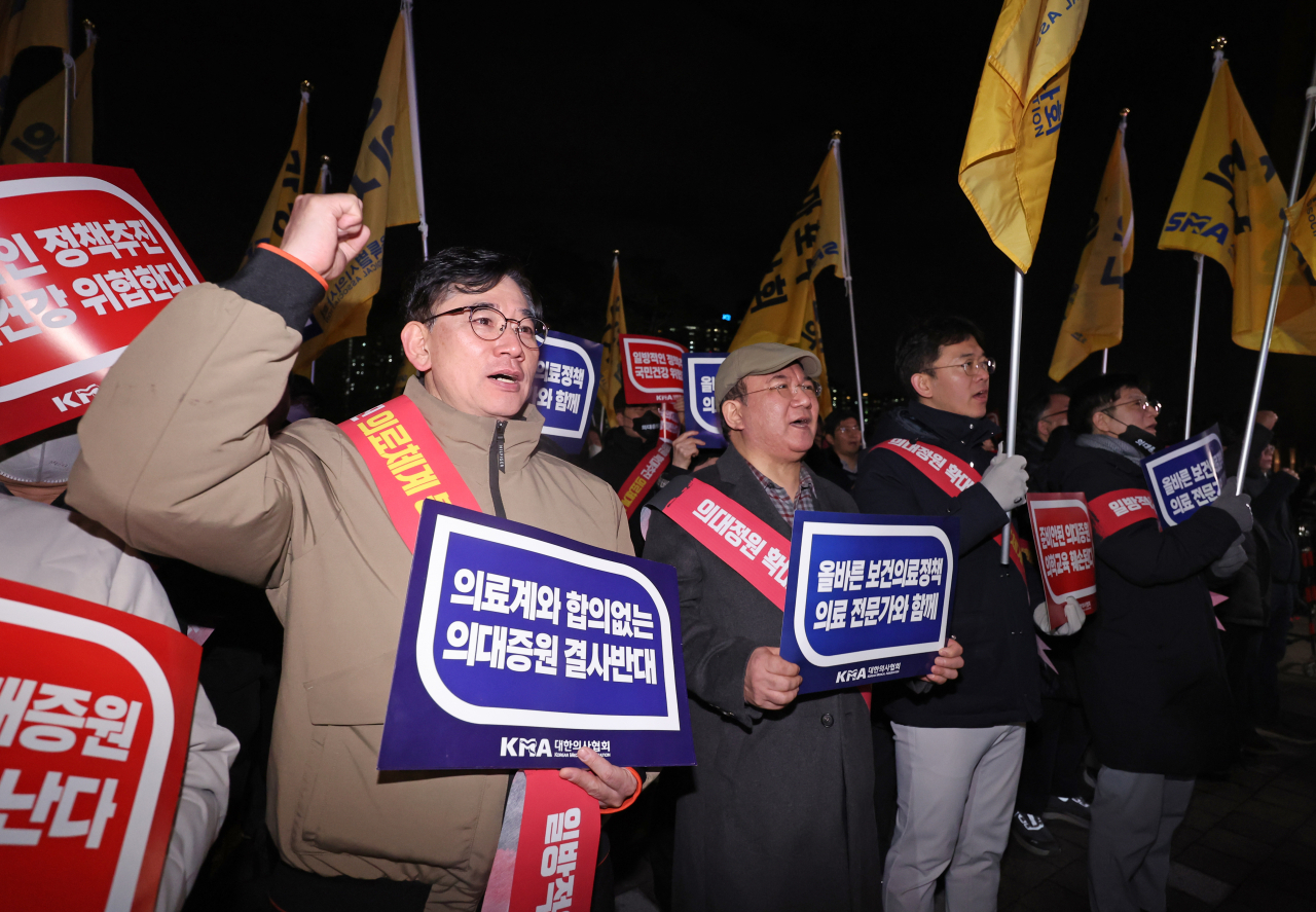 서울시의사회 소속 의사들이 15일 오후 서울 용산구 대통령실 앞에서 정부의 의과대학 입학 정원 확대에 반대하는 궐기대회를 하고 있다. [연합]