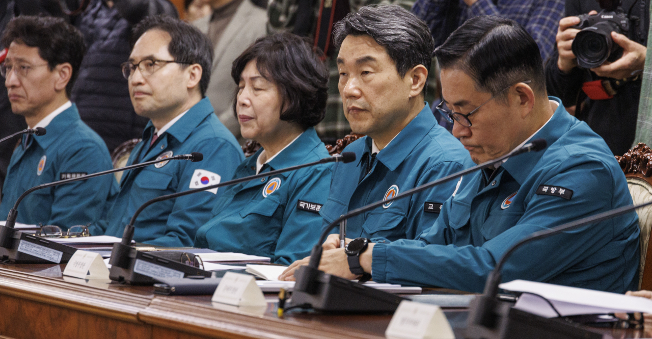 정부의 의과대학 정원 확대에 반발해 국내 5대 대형병원 전공의들이 집단으로 사직서를 내는 등 의사들의 집단 반발로 인한 '의료대란' 우려가 커지고 있는 19일 오전 이주호 부총리 겸 교육부 장관(오른쪽 두 번째) 등 관계장관들이 서울 종로구 정부서울청사에서 열린 의사 집단행동 관계 장관회의에 참석해 한덕수 국무총리의 대응책 발언을 듣고 있다. 신원식 국방장관, 이주호 부총리, 강정애 국가보훈부 장관,한기정 공정거래위원장, 김윤상 기획재정부 2차관. [연합]