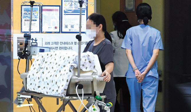서울대·세브란스·삼성서울·서울아산·서울성모병원 등 ‘빅5’ 병원의 전공의가 의대 정원 확대에 반발하며 집단행동을 예고한 가운데 19일 오전 서울 한 대학병원에서 의료진이 업무를 보고 있다. 이상섭 기자