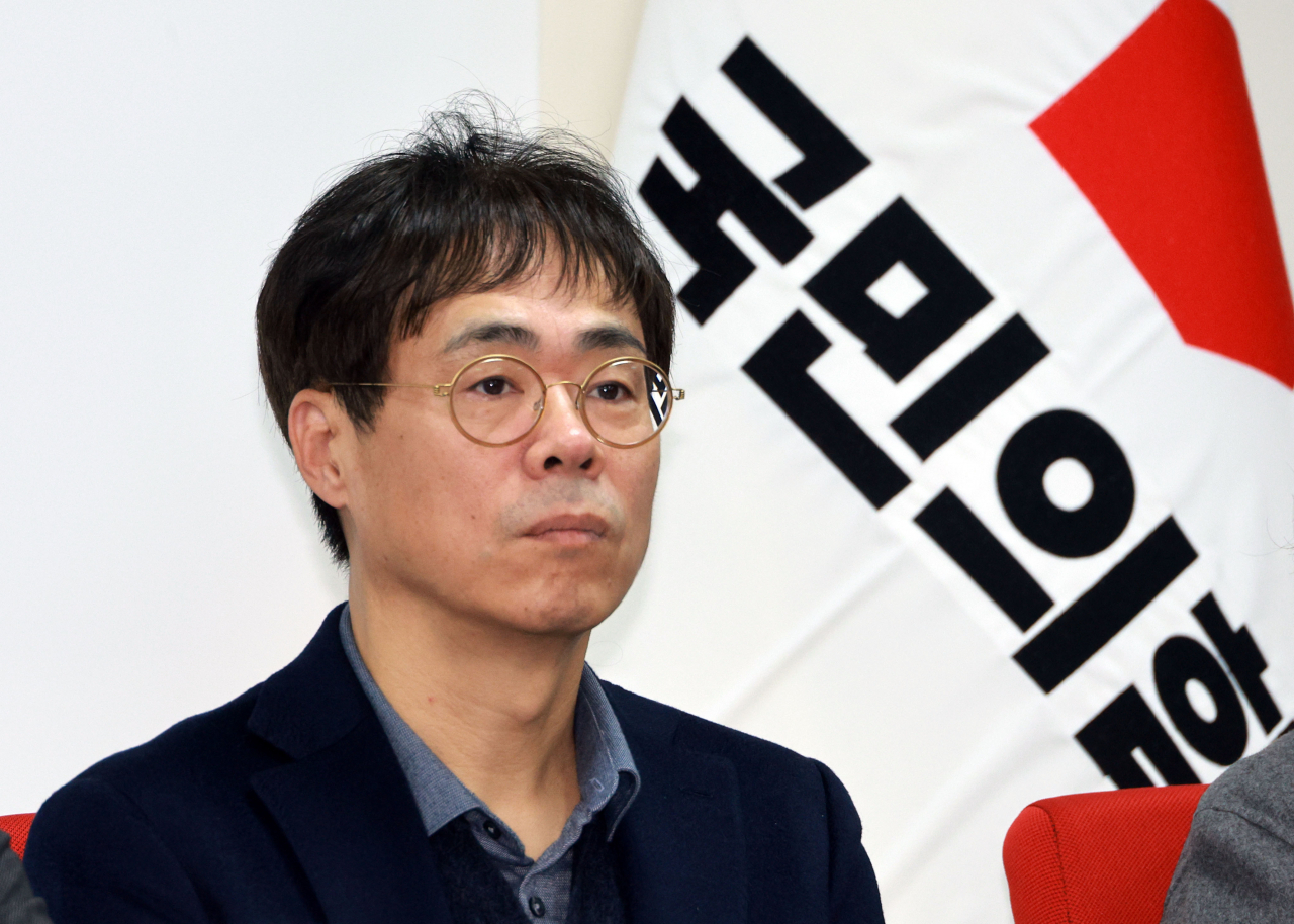 국민의힘 김경율 비상대책위원이 15일 오전 서울 여의도 국민의힘 당사에서 열린 비상대책위원회의에서 생각에 잠겨있다. [연합]