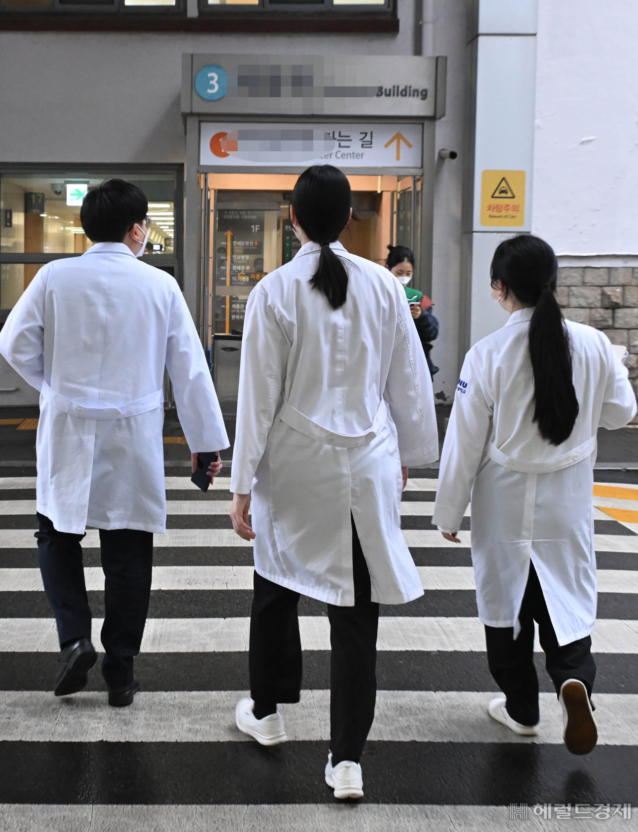 서울대·세브란스·삼성서울·서울아산·서울성모병원 등 '빅5' 병원의 전공의들이 의대 정원 확대에 반발하며 집단행동을 예고한 가운데 19일 오전 서울 한 대학병원 에서 의료진이 이동하고 있다. [사진=이상섭 기자/babtong@heraldcorp.com]