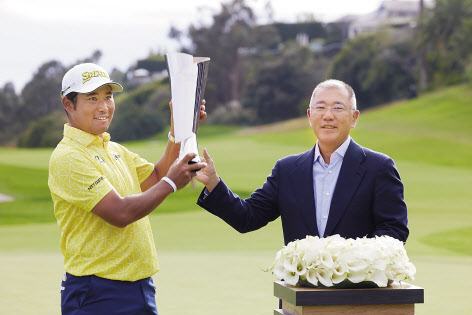 정의선(오른쪽) 현대자동차그룹 회장이 18일(현지시간) ‘2024 제네시스 인비테이셔널’우승자인 마쓰야마 히데키와 함께 우승 트로피를 들고 기념촬영을 하고 있다. [제네시스 제공]