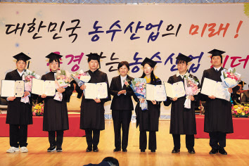 송미령(가운데) 농림축산식품부 장관이 16일 전북 전주 덕진구 한국농수산대학에서 진행된 한농대 학위수여식에서 졸업생과 기념촬영을 하고 있다. [농림축산식품부 제공]