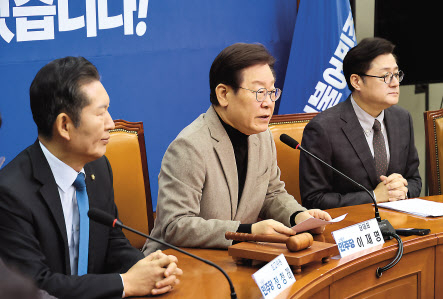 이재명(가운데) 더불어민주당 대표가 19일 국회에서 열린 최고위원회의에서 발언하고 있다. [연합]