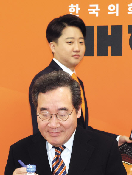 개혁신당 이낙연, 이준석 공동대표가 19일 국회에서 열린 최고위원회의에 참석하고 있다. [연합]