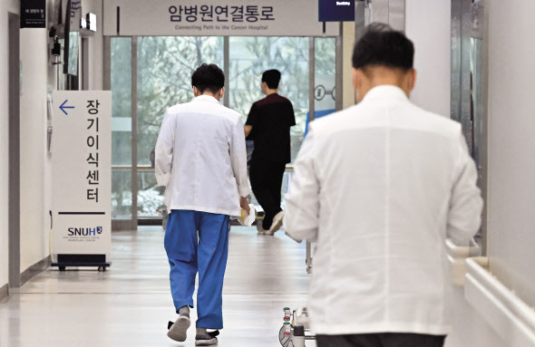 서울 대형 종합병원 빅5(서울대, 서울아산, 삼성서울, 세브란스, 서울성모) 소속 전공의 2700여명이 19일 사직서를 제출하고 20일 오전 6시부터 근무를 중단하기로 했다. 19일 오전 서울 시내의 한 대학병원에서 의료진이 이동하고 있다. 임세준 기자