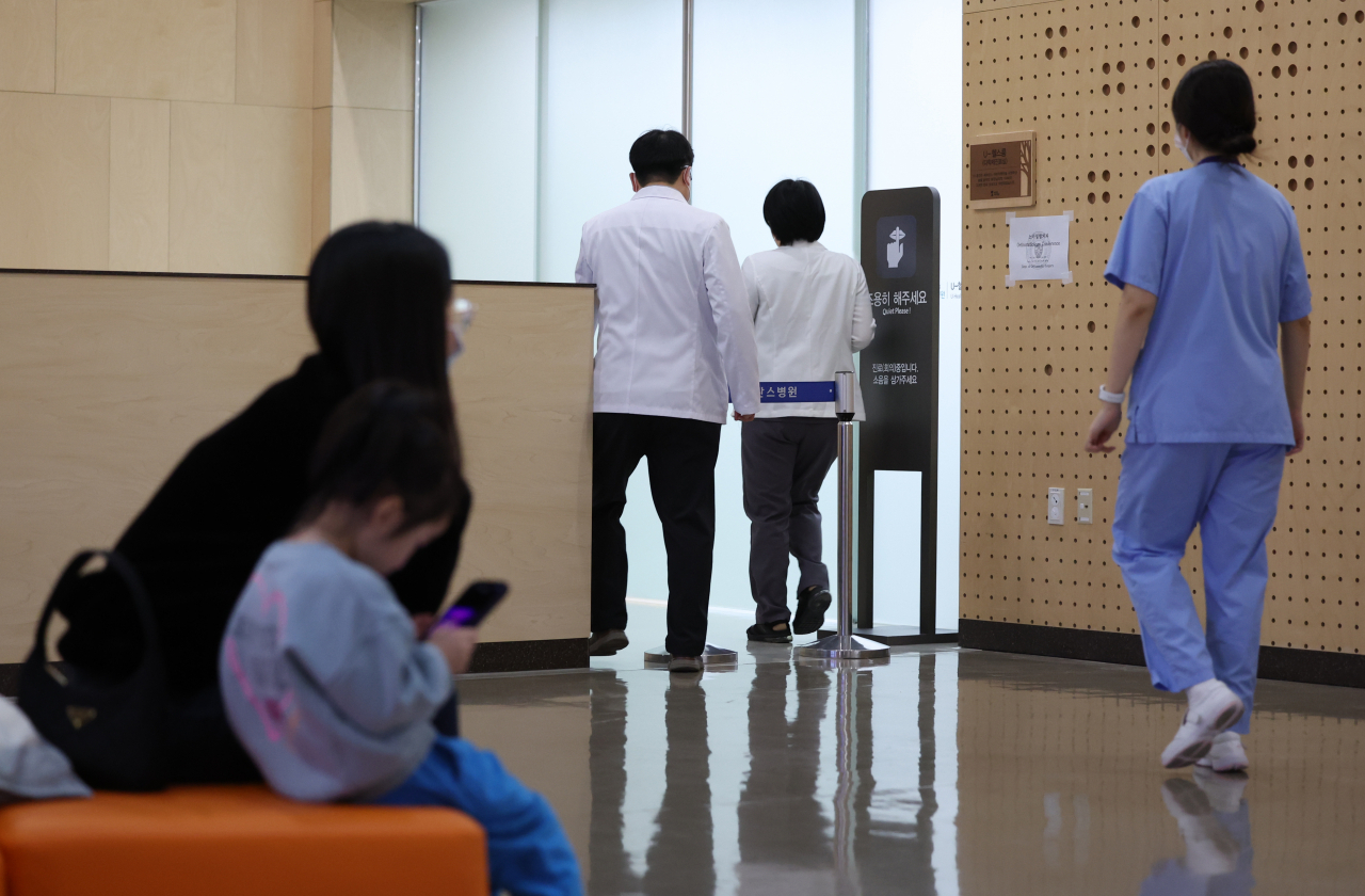 이른바 빅5 병원의 전공의들이 집단으로 사직서를 제출하기로 한 가운데 19일 서울의 한 대학병원에서 의료진이 이동하고 있다. [연합]
