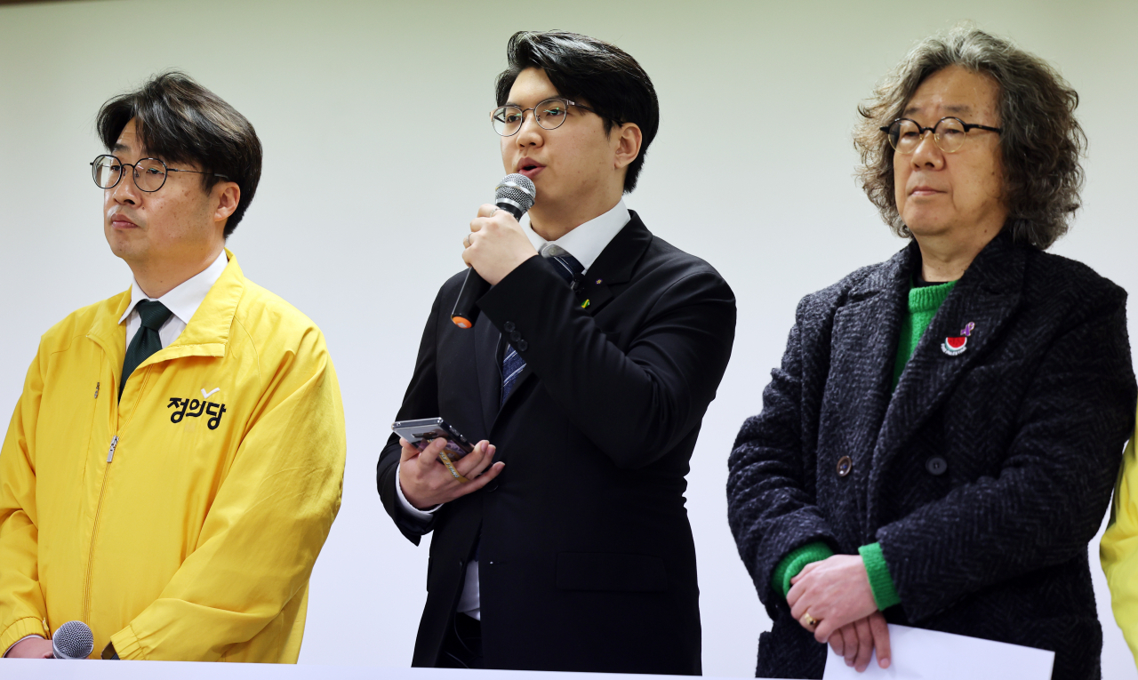 한국과학기술원(KAIST·카이스트) 졸업생인 신민기 대변인이 졸업식에서 강제 퇴장당한 것과 관련해 19일 오전 전국교직원노동조합 대전지부에서 기자회견을 하고 있다. [연합]