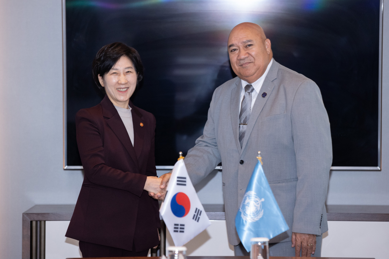 한화진 환경부장관이 19일 서울 롯데호텔에서 사이아 마우 피우칼라 신임 세계보건기구 서태평양지역사무처장과 만나 지속적인 교류와 협력 방안을 논의하고 함께 기념촬영하고 있다. [환경부 제공]