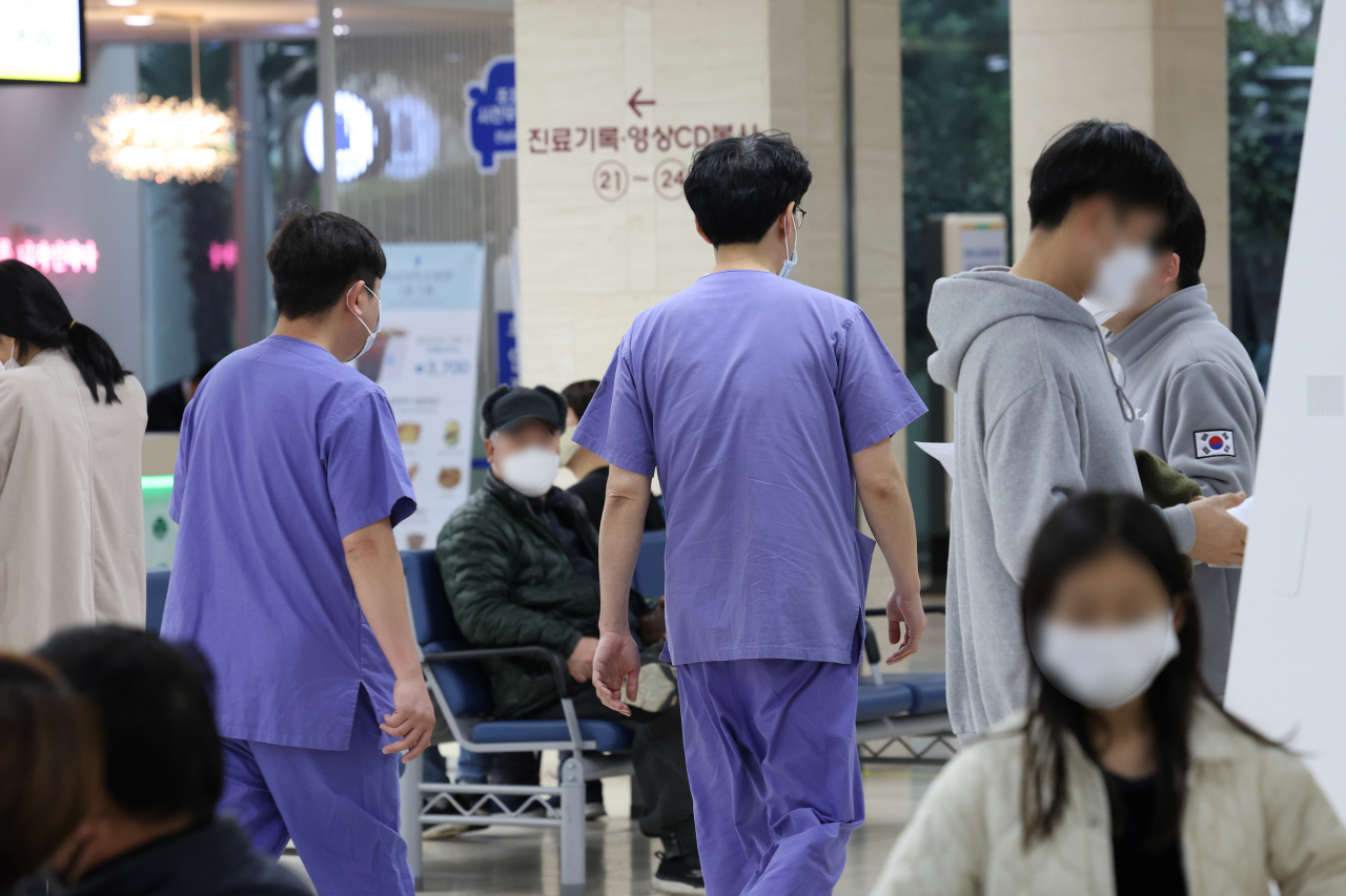 정부의 의대정원 확대 정책에 반발한 전국 전공의들의 집단 사직 움직임이 확산하고 있는 19일 광주 동구 전남대병원에서 병원 관계자들이 로비를 지나고 있다. [연합]