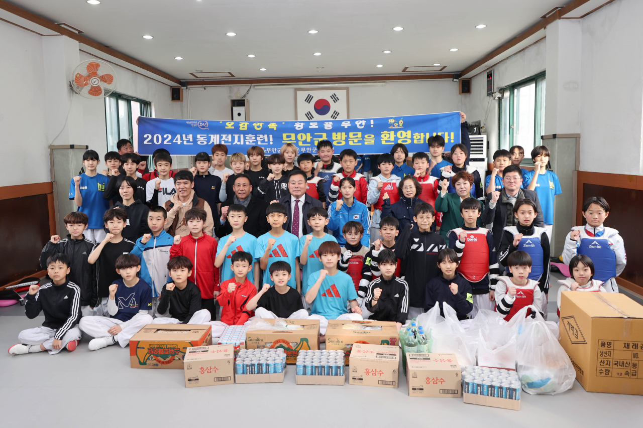 김산군수가 해제태권도장에 동계훈련 중인 선수단을 격려했다