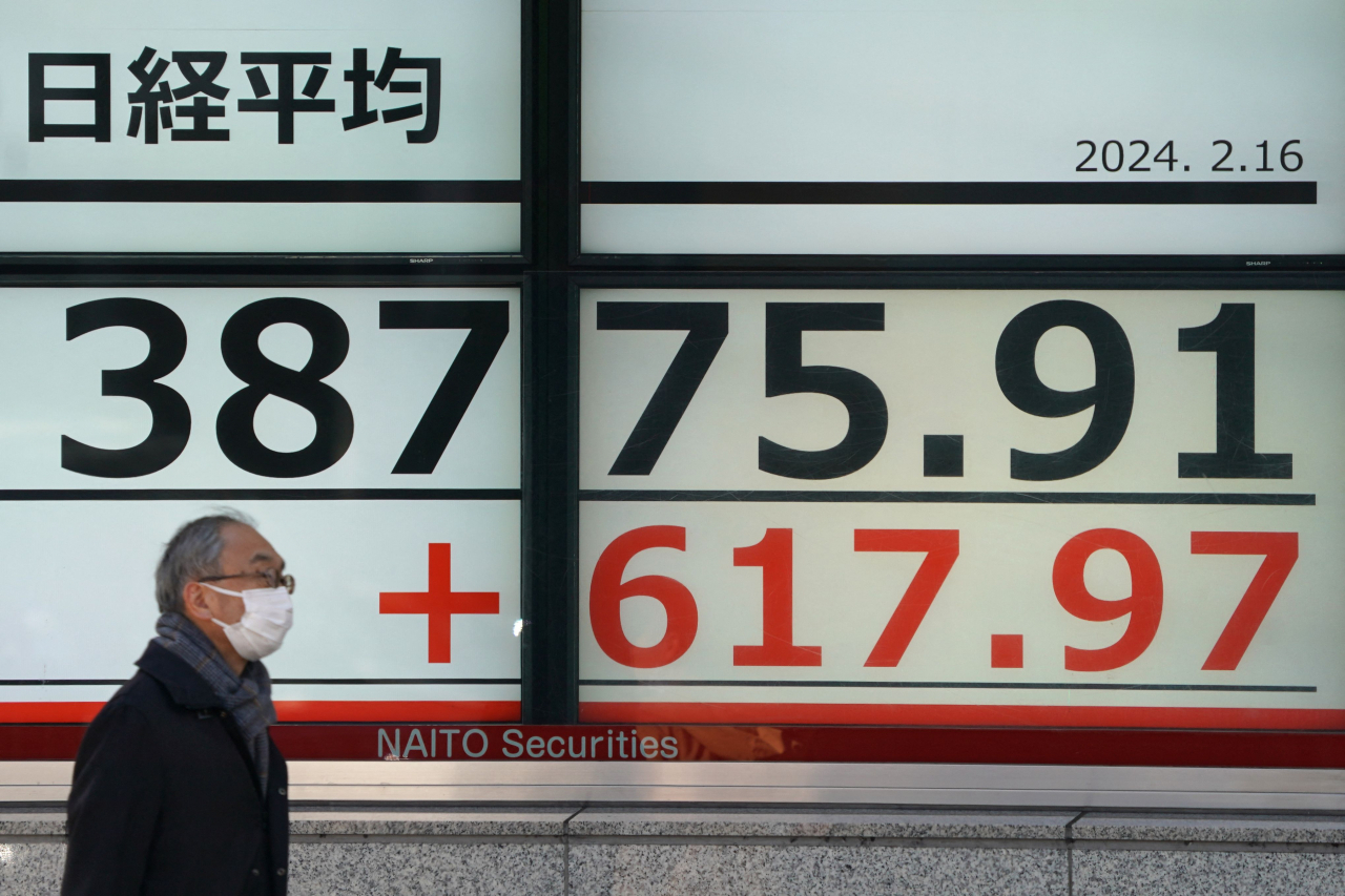 일본 증시의 대표 주가지수인 닛케이225 평균주가(닛케이지수)는 지난 16일 3만8800선을 넘으며 장 중 한때 역대 최고치에 근접했다가 전장보다 329포인트(0.86%) 오른 3만8487로 마감했다.[연합외신]