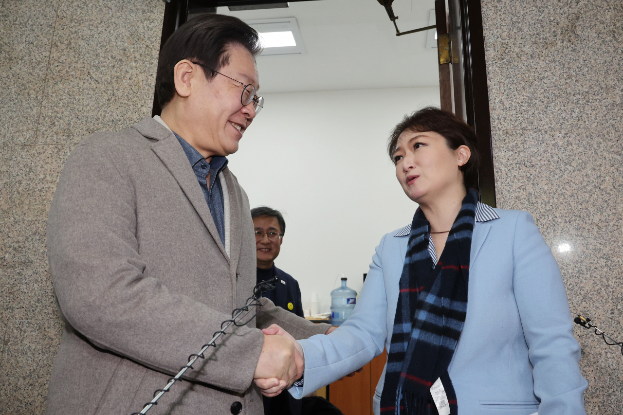 더불어민주당 이재명 대표가 16일 복당 선언 기자회견 후 국회 대표실을 찾은 이언주 전 의원을 배웅하고 있다. [연합]