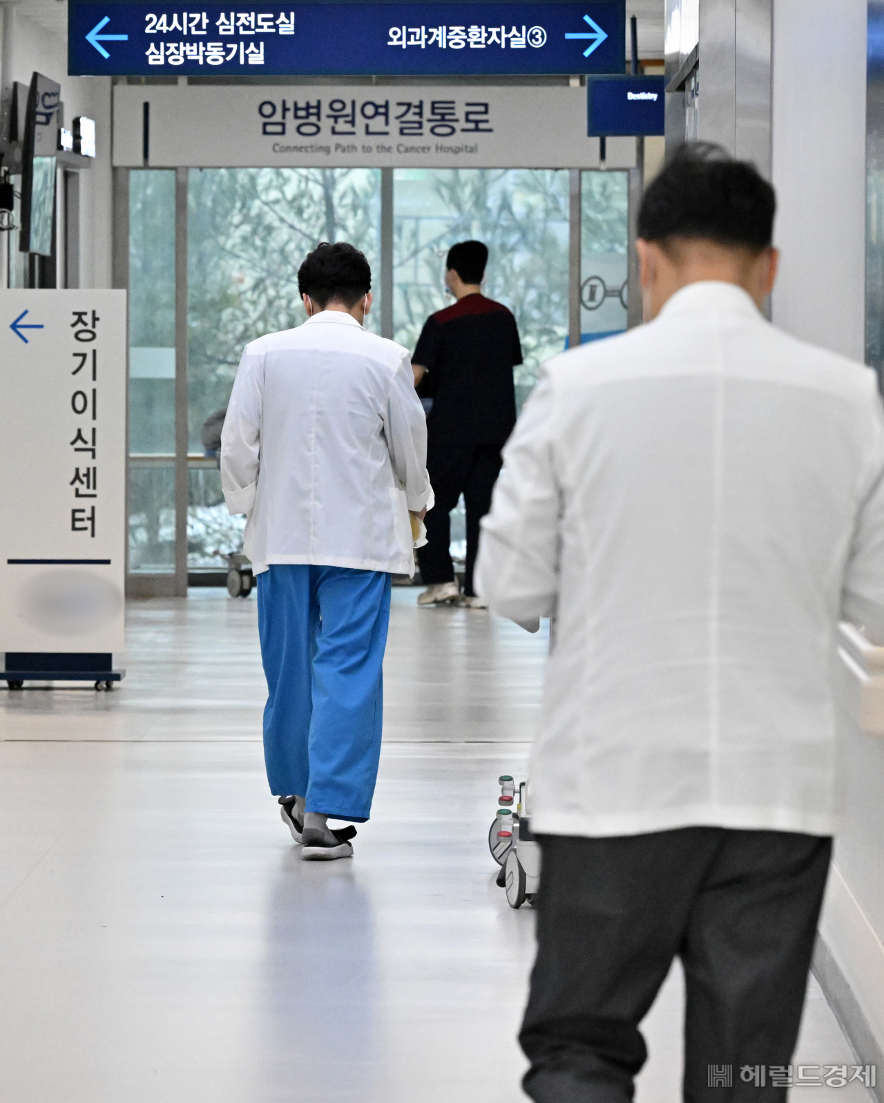 국내 5대 대형병원(서울대·서울아산·세브란스·삼성서울·서울성모병원) 전공의들이 정부의 의대 정원 증원에 반발하며 집단 사직 움직임을 보이고 있다. 19일 서울 시내의 한 대형병원에서 의료진이 복도를 지나고 있다. 임세준 기자