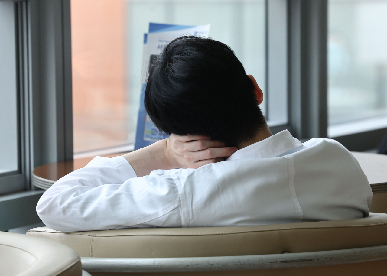 서울의 한 대학병원에서 휴식을 취하고 있는 의사 모습 [연합]