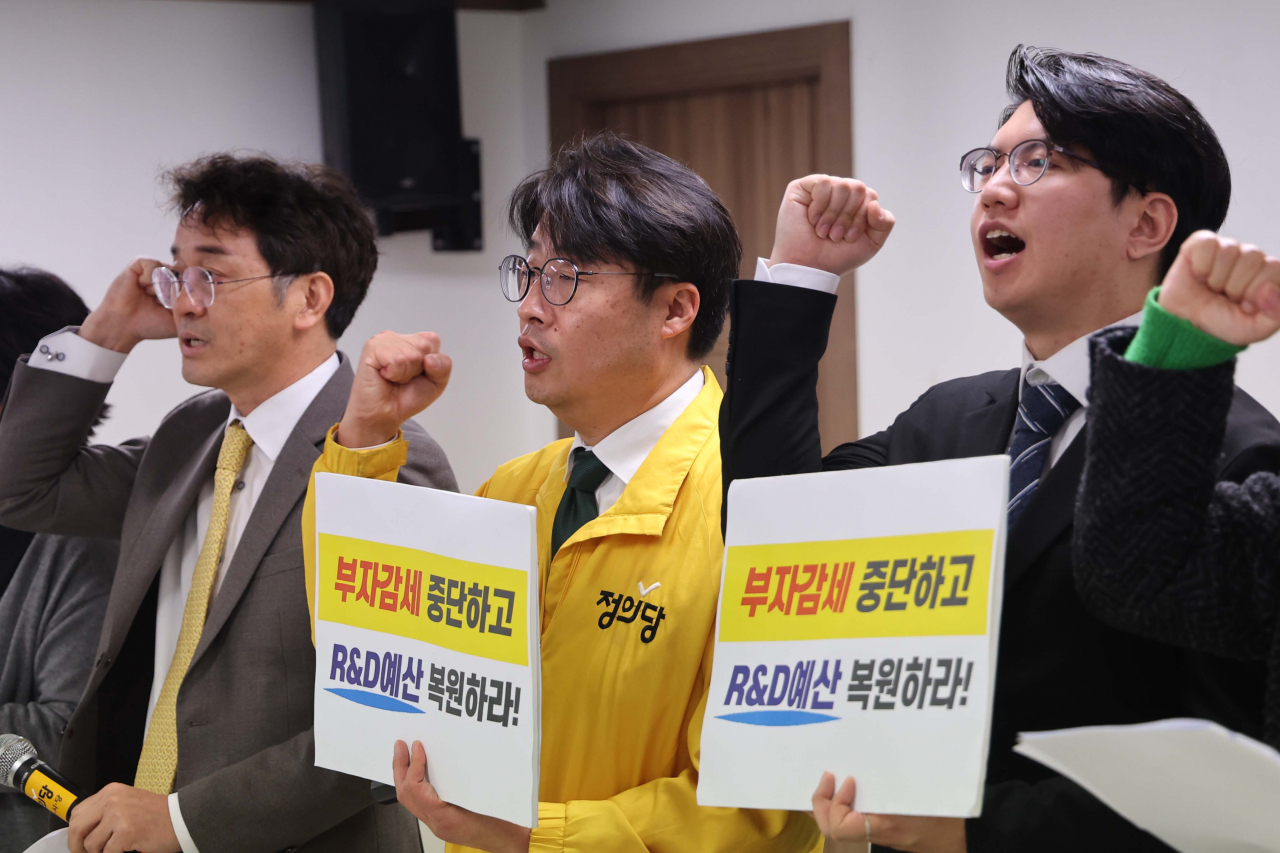 한국과학기술원(KAIST·카이스트) 졸업생인 신민기 녹색정의당 대전시당 대변인이 19일 졸업식장에서 대통령경호처 경호원들에게 제압당한 것과 관련해 대통령의 사과를 촉구하고 있다. [연합]