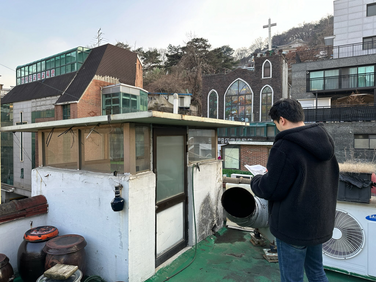 서울 종로구는 6월28일까지 5개월간 건축물 2097곳을 방문해 항측 판독 건축물 현장 조사를 실시한다고 19일 밝혔다. 사진은 현장조사 장면.[종로구 제공]