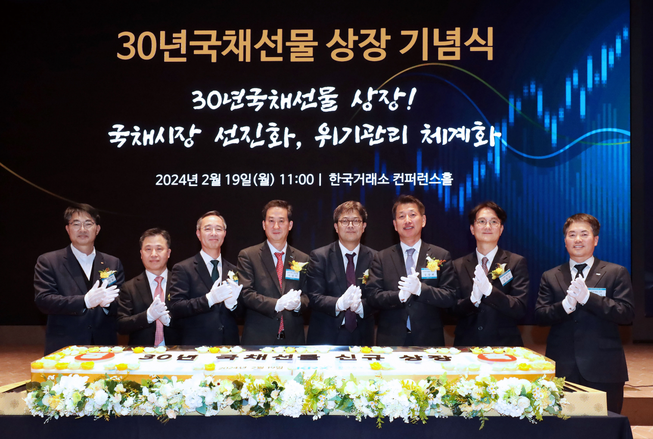 19일 서울 여의도 한국거래소 서울 사옥에서 30년국채선물 상장기념 떡케이크 커팅 행사가 진행됐다. 왼쪽부터 이성희 KB국민은행 부행장, 장원재 메리츠증권 대표이사, 이석기 교보증권 대표이사, 이경식 한국거래소 파생상품시장본부장, 김언성 기획재정부 재정관리관, 김상태 신한투자증권 대표이사, 엄주성 키움증권 대표이사, 박찬수 한국거래소 파생상품시장본부장보. [한국거래소 제공]