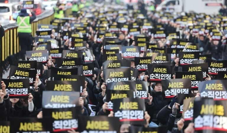 지난 17일 오후 서울 을지로입구역 인근에서 서이초 교사 순직 인정 등을 촉구하는 집회가 열리고 있다.[연합]
