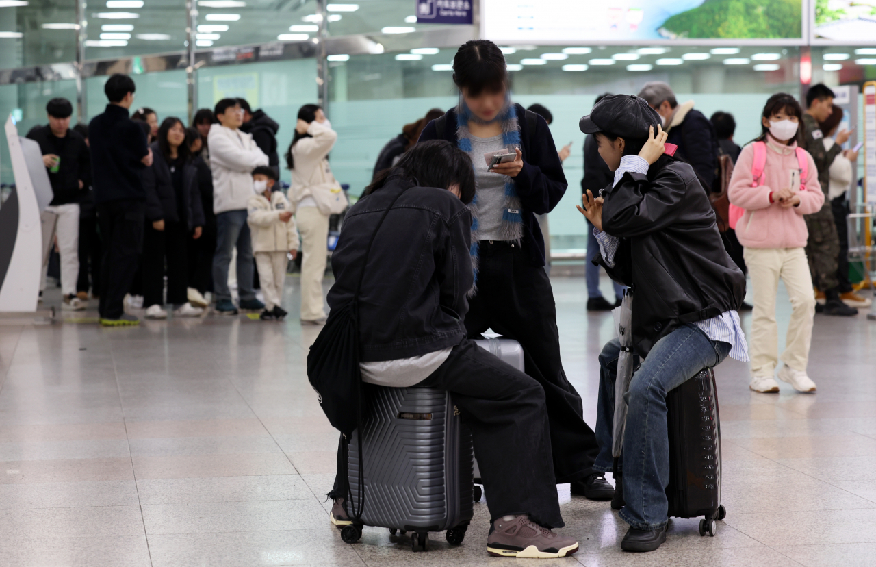 19일 오후 공군 제1전투비행단 기지 안에서 구형 포탄으로 의심되는 물체 발견으로 광주공항 이용 민항기의 이착륙이 중단돼 항공권 취소와 변경하려는 시민들이 줄 서 있다. 연합뉴스