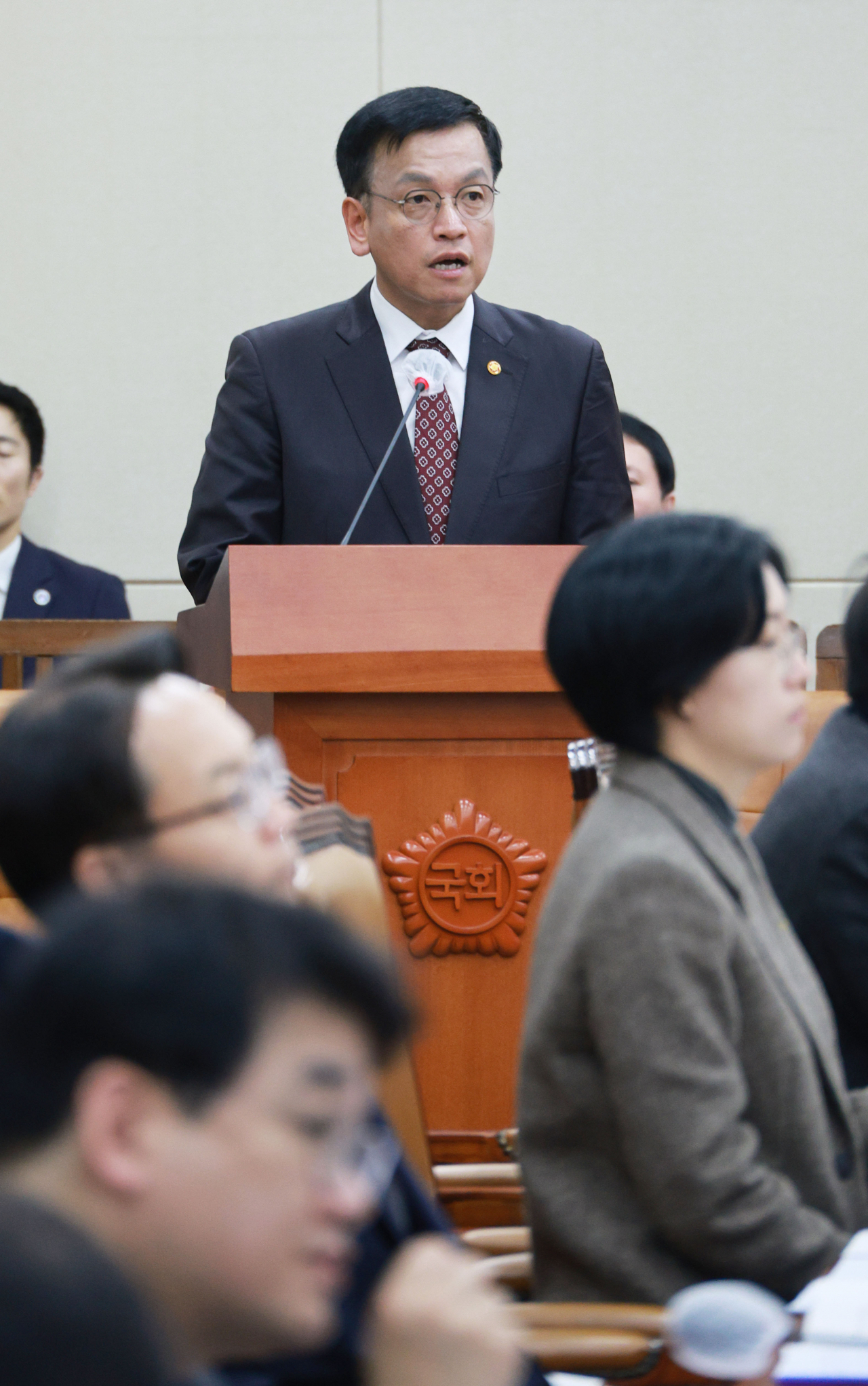 최상목 경제부총리 겸 기획재정부 장관이 19일 국회에서 열린 기획재정위원회 전체회의에서 제안 설명을 하고 있다.[연합]