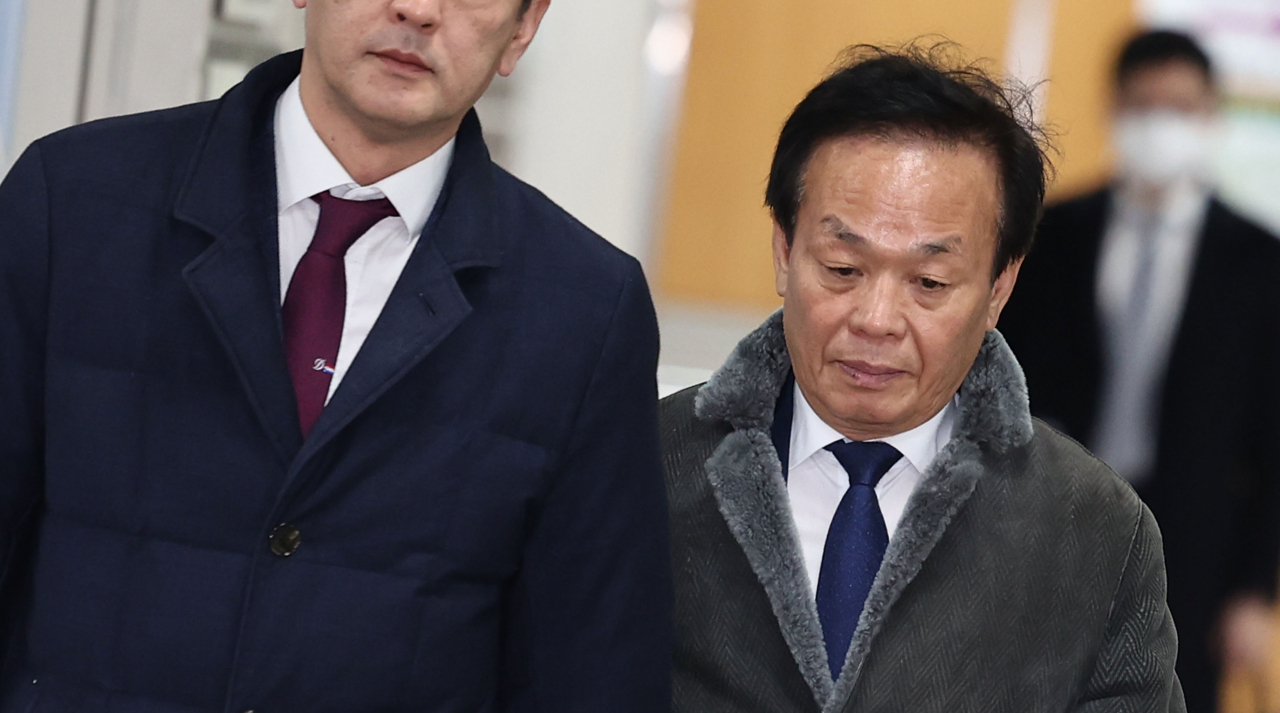 백현동 개발 특혜 의혹의 '대관 로비스트'로 지목된 김인섭 전 한국하우징기술 대표가 서울 서초구 서울중앙지방법원에서 열린 특정범죄가중처벌 등에 관한 법률 위반(알선수재) 혐의 1심 선고 공판에 출석하고 있다. [연합]