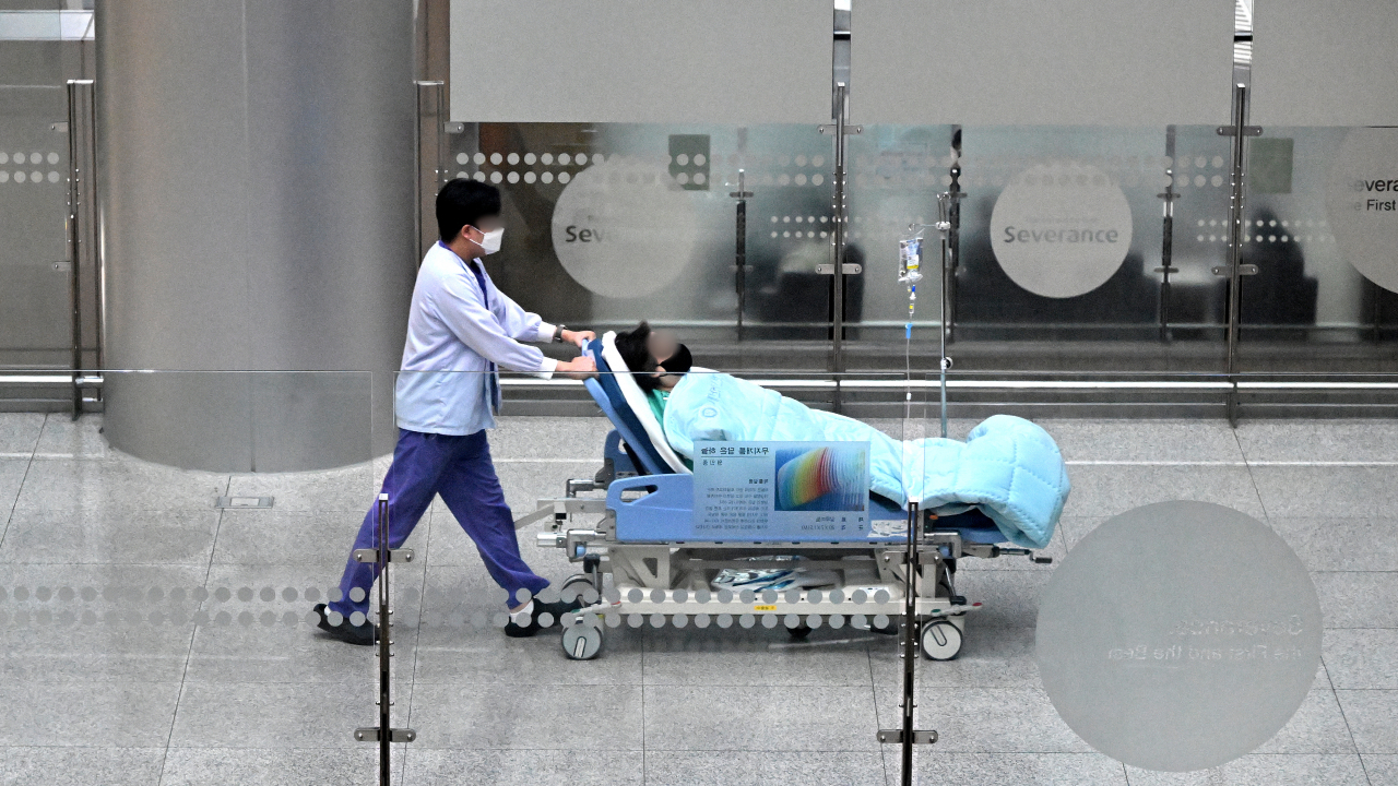 19일 서울 시내의 한 대형병원에서 의사가 환자를 이송하고 있다. [연합]