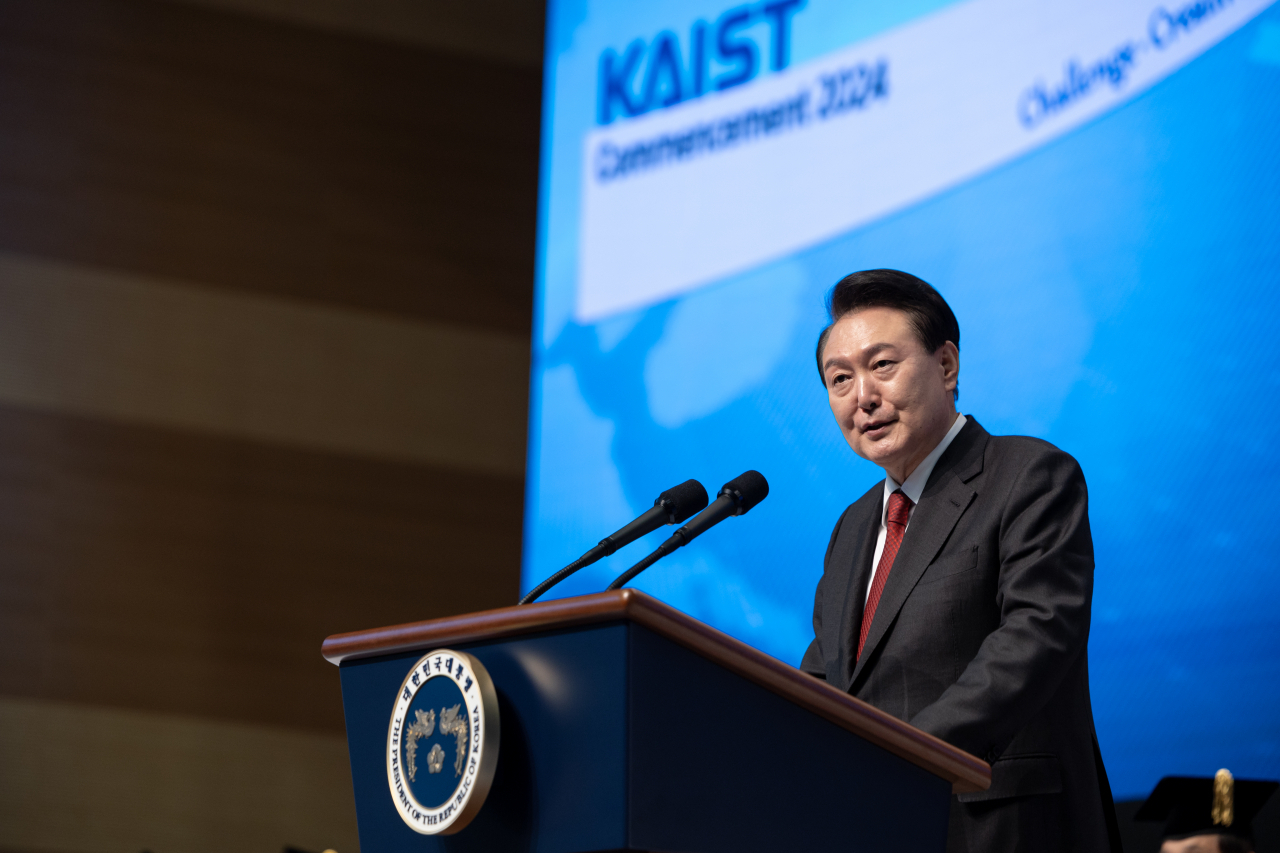 윤석열 대통령이 16일 대전 유성구 한국과학기술원(KAIST)에서 열린 2024년 학위수여식에 참석해 축사를 하고 있다. [연합]