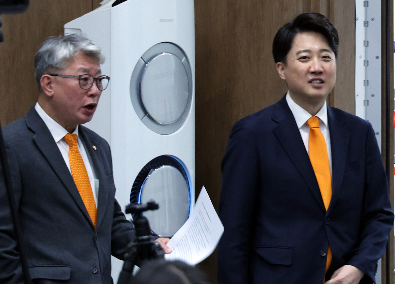 개혁신당 이준석 공동대표와 조응천 최고위원이 19일 정책 발표 기자회견을 위해 국회 소통관에 입장하고 있다. [연합]