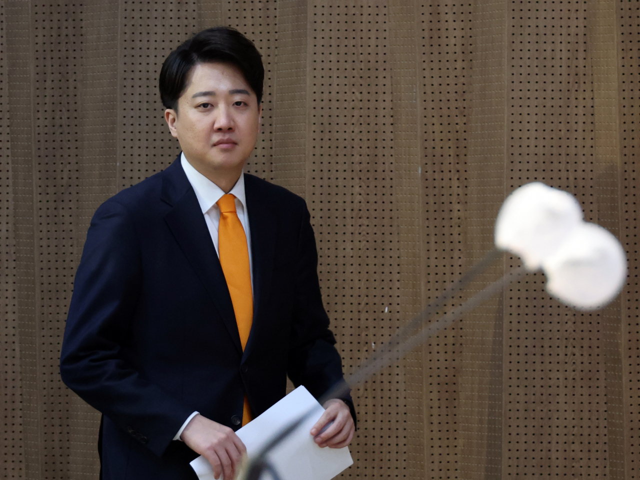 개혁신당 이준석 공동대표가 19일 정책 발표 기자회견을 위해 국회 소통관에 입장하고 있다. [연합]