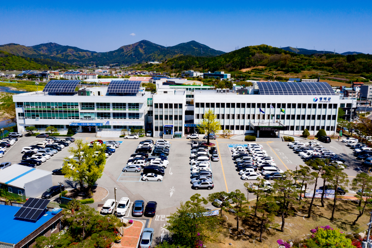 영덕군청사 전경.[영덕군 제공]