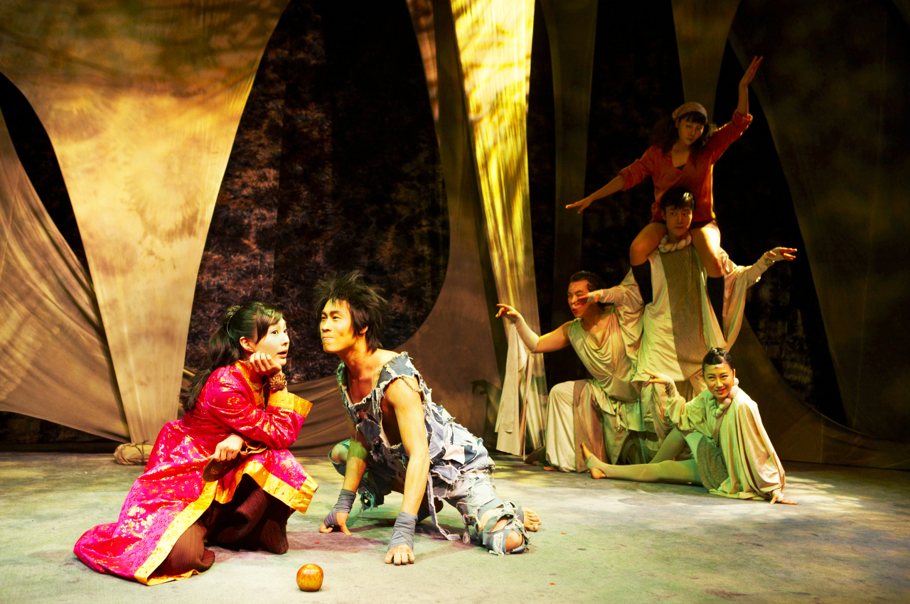 A scene from “Behind the Mirror” starring actor Jin Sun-kyu (second from left) (Theatre Ganda)