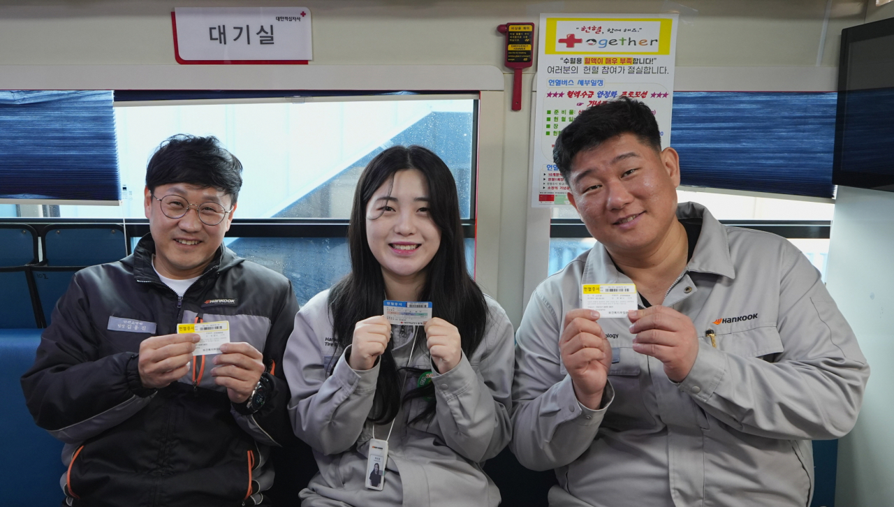 한국타이어앤테크놀로지 소속 직원들이 헌혈을 한 뒤 기념사진을 촬영하고 있다. [한국타이어앤테크놀로지 제공]