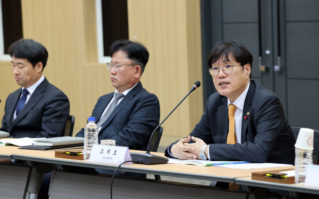 조재호(오른쪽 첫번째) 농촌진흥청장이 지난 6일 전북 전주시 농촌진흥청에서 열린 '해외농업기술개발사업 센터 소장 연찬회'에서 발언하고 있다. [연합]