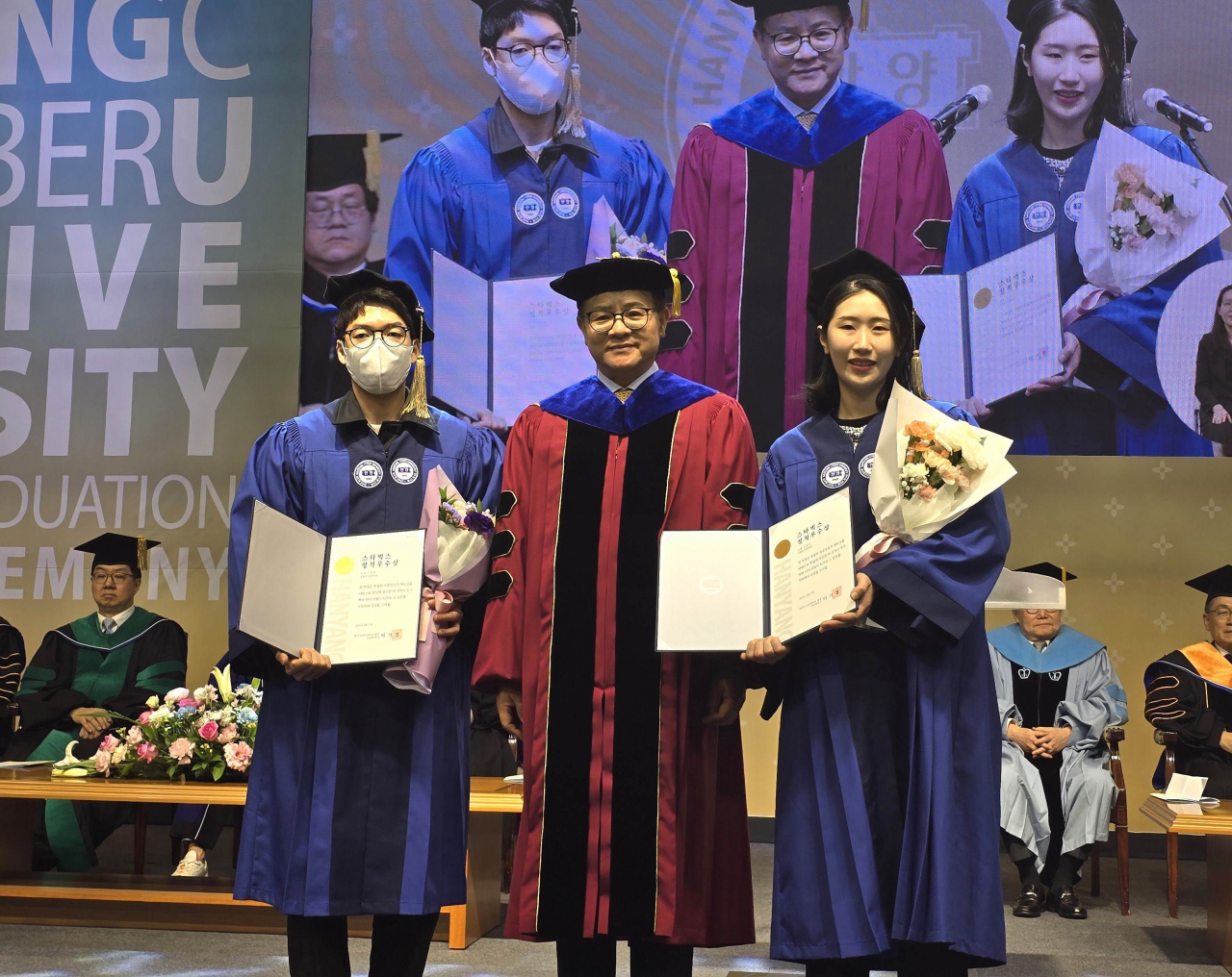 2024년 스타벅스 파트너 성적 우수상 수상자들이 기념 촬영을 하고 있다. 이명재(왼쪽부터) 스타벅스 파트너, 이기정 한양사이버대학교 총장, 송윤주 스타벅스 파트너. [스타벅스 코리아 제공]
