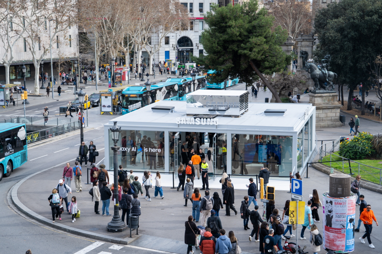 19일(현지시간) 스페인 바르셀로나 카탈루냐 광장(Plaza de Catalunya)에서 운영 중인 '갤럭시 익스피리언스 스페이스' 전경. [삼성전자 제공]