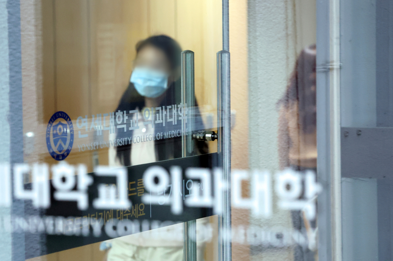 20일 이날을 기점으로 의대 정원 증원 정책에 반발하는 의과대학 학생들이 동맹휴학 등 집단행동을 하기로 결의했다. 사진은 지난 19일 오후 서울의 한 대학 의과대학에서 학생들이 걸어가는 모습[연합]