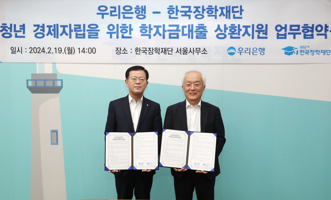 우리은행은 지난 19일 서울 중구 소재 한국장학재단 서울사무소에서 한국장학재단과 청년 학자금 대출 캐시백 시행을 위한 업무협약을 체결했다. 이날 조병규(왼쪽) 우리은행장과 배병일 한국장학재단 이사장이 기념촬영을 하고 있다.[우리은행 제공]