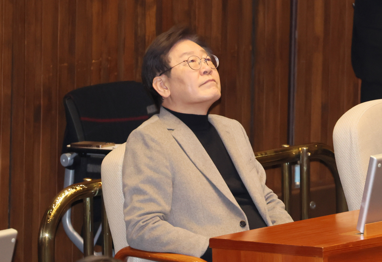이재명 더불어민주당 대표가 19일 국회 본회의장에서 열린 임시국회 개회식에서 잠시 생각에 잠겨 있다. [연합]