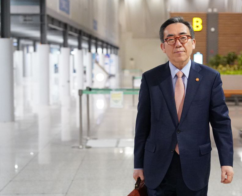 조태열 외교부 장관이 브라질 리우데자네이루에서 열리는 주요 20개국(G20) 외교장관회의에 참석하기 위해 20일 인천국제공항을 통해 출국하고 있다. [연합]