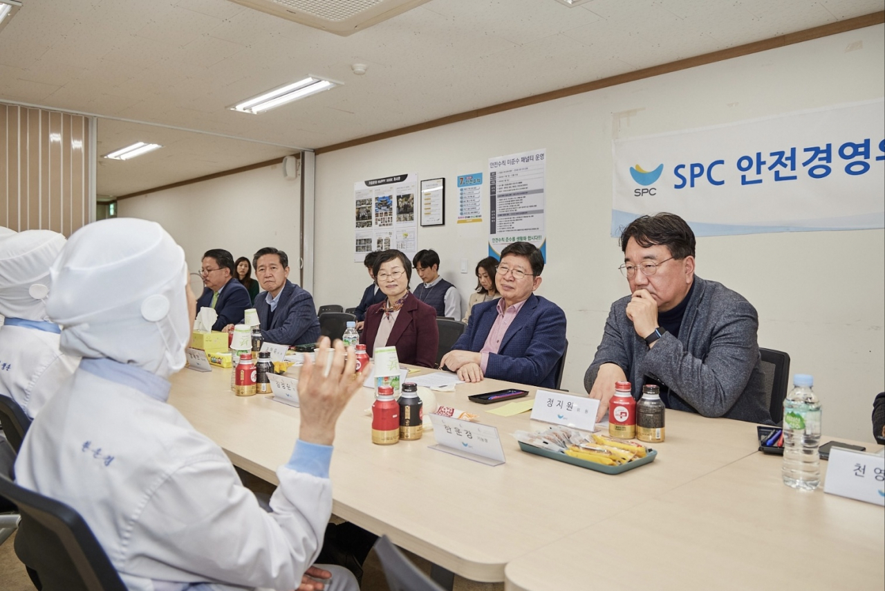 19일 샤니 성남공장에서 SPC안전경영위원회가 생산 현장 직원들의 안전 개선 여부 및 근무 애로 사항을 청취하는 간담회를 진행하고 있다. [SPC그룹 제공]