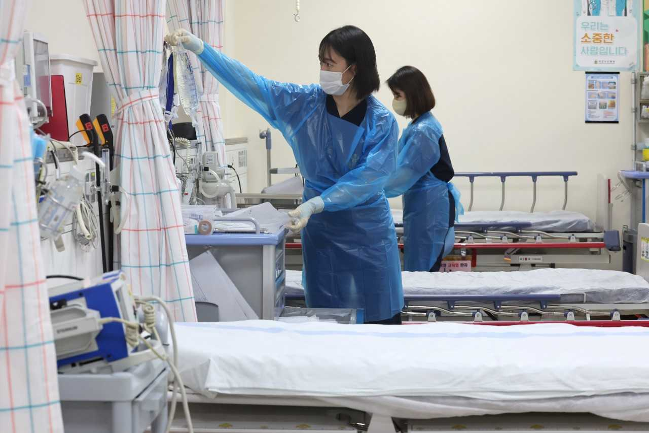 정부의 의과대학 정원 확대에 반발해 전공의를 포함한 의료계가 집단행동에 나선 가운데 국방부는 20일 국군수도병원 등 12개 군병원 응급실 개방에 나섰다. 19일 경기도 성남시 국군수도병원 응급실에서 군 의료진이 응급환자 발생에 대비해 준비하고 있다. [국방일보 제공]