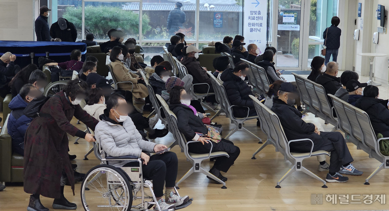 서울 대형 종합병원 빅5(서울대·서울아산·세브란스·삼성서울·서울성모병원) 소속 전공의들이 사직서를 제출하고 20일 오전 6시부터 근무 중단에 돌입했다. 이날 서울 시내 한 대학병원을 찾은 환자들이 진료를 대기하고 있다. 임세준 기자