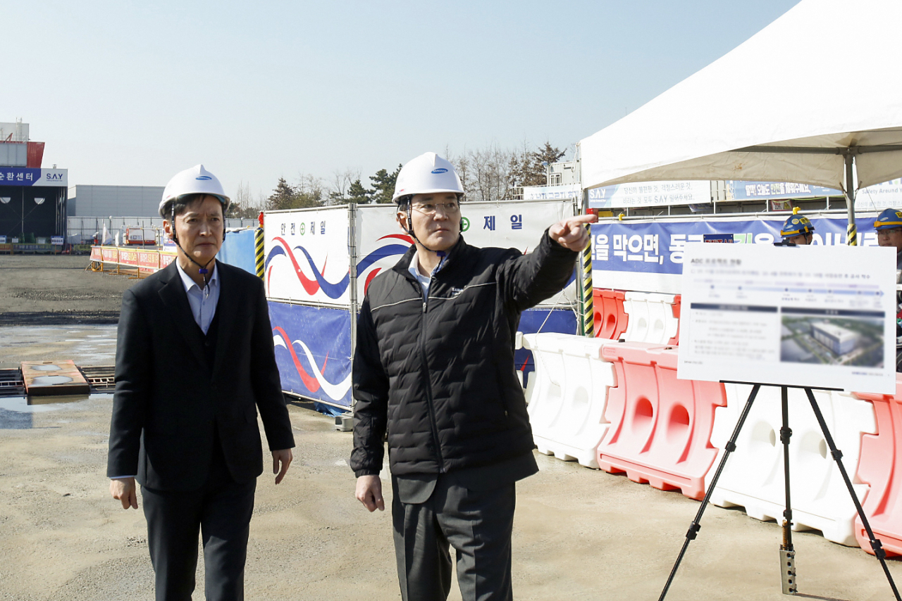 이재용 삼성전자 회장이 16일 삼성바이오로직스 인천사업장을 찾아 ADC(항체-약물 접합체) 제조시설 건설 현장을 살펴보고 있다. [삼성전자 제공]