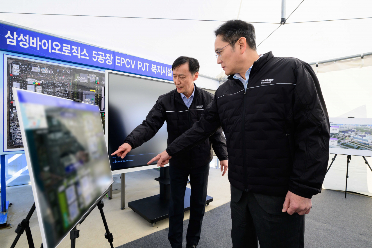 이재용 삼성전자 회장이 16일 삼성바이오로직스 인천사업장을 찾아 5공장 건설 현장에서 관계자의 브리핑을 듣고 있다. [삼성전자 제공]