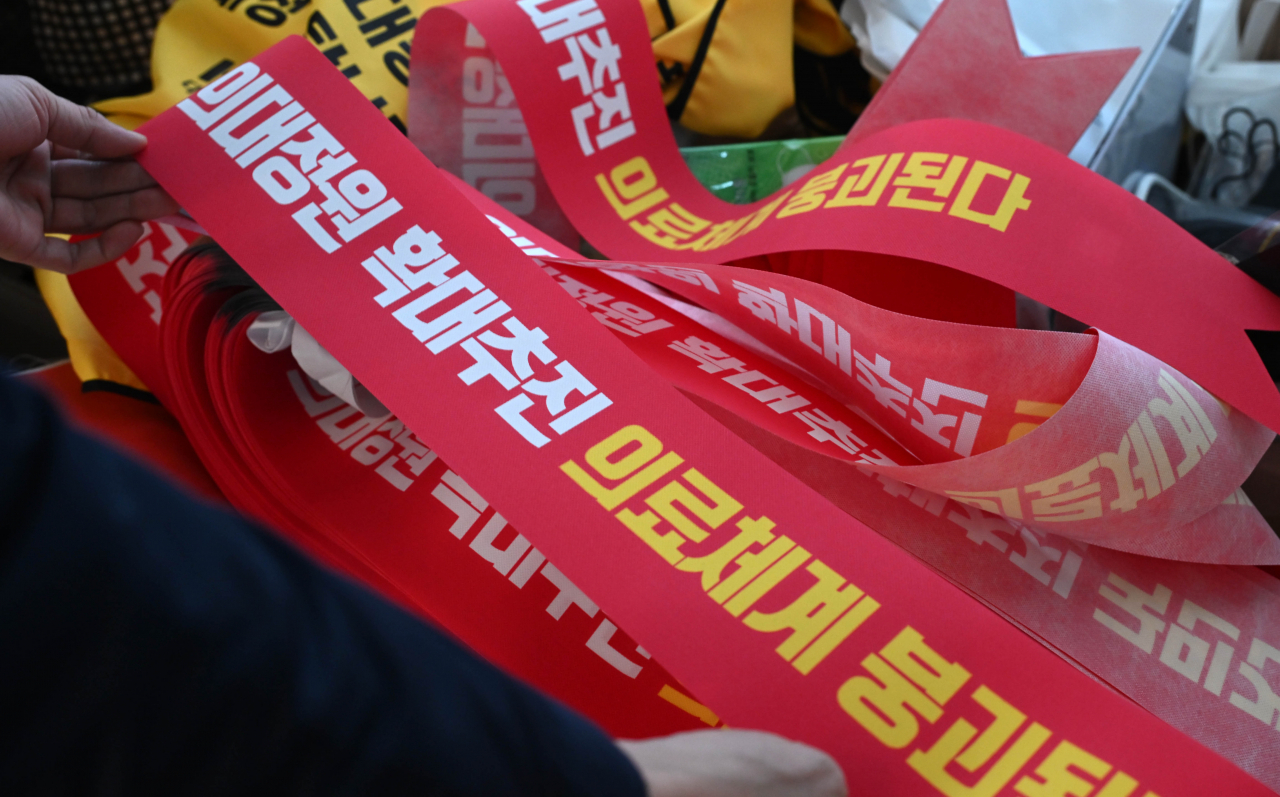 이른바 ‘빅5’ 병원의 전공의들이 집단으로 병원 현장을 떠나면서 ‘의료대란’이 현실로 나타난 가운데 지난 20일 오전 서울 용산구 대한의사협회에 의대 증원을 반대하는 ‘의대정원 확대추진 의료체계 붕괴된다’라고 적힌 어깨띠가 놓여 있다. 이상섭 기자