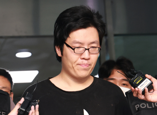 '신림동 등산로 강간 살인 사건' 피의자 최윤종이 지난해 8월 오전 서울 관악경찰서에서 검찰로 송치되고 있다. [연합]